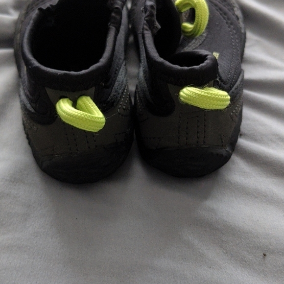 LAST CHANCE Toddler water shoes - Picture 4 of 6